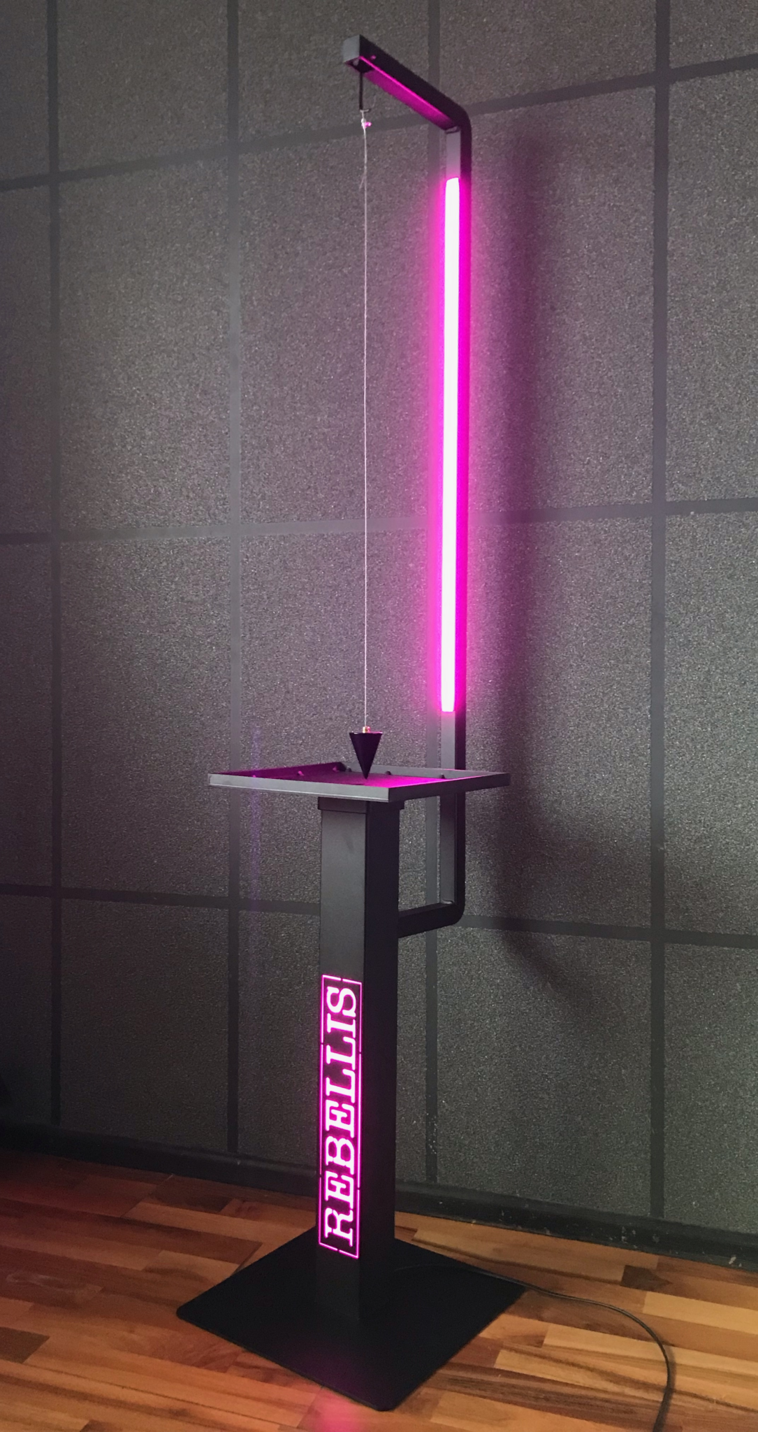 Valgustiga liivapendel, autor Kristjan Salev