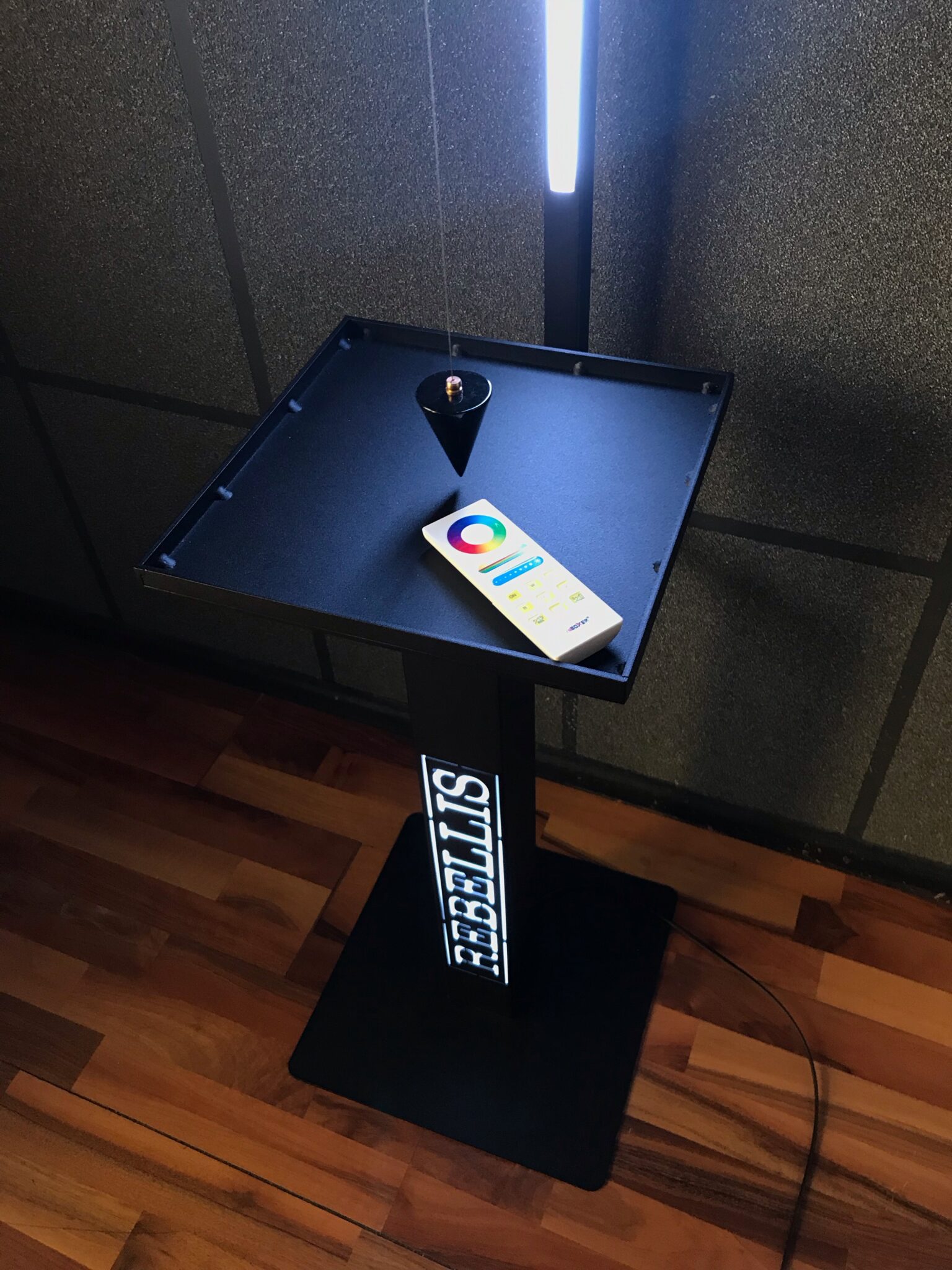 Liivapendel, valgusti puldiga, autor Kristjan Salev