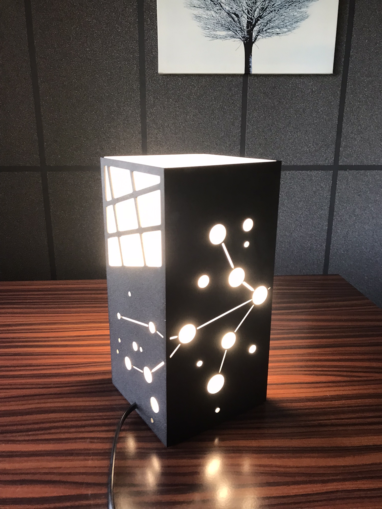 Tähtkujuga valgusti, Neitsi, autor Kristjan Salev